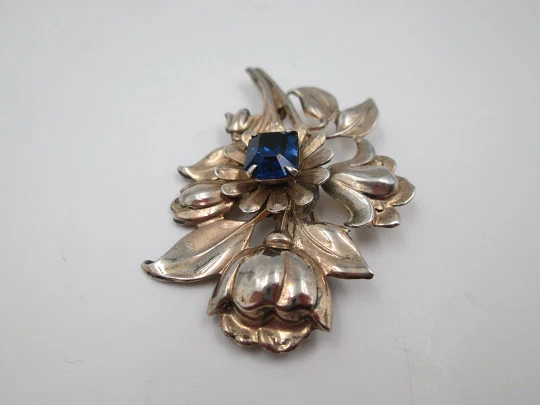 Broche para mujer. Plata ley vermeil. Flor con piedra azul. Inglaterra. 1970