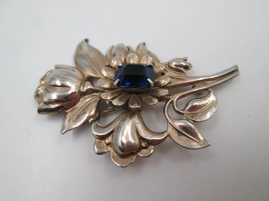 Broche para mujer. Plata ley vermeil. Flor con piedra azul. Inglaterra. 1970