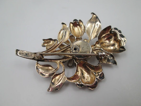 Broche para mujer. Plata ley vermeil. Flor con piedra azul. Inglaterra. 1970