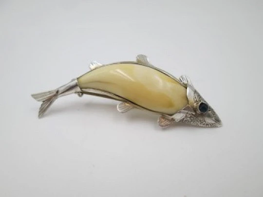 Broche para mujer. Plata y marfil. Pez saltando. Ojo zafiro. Alfiler. 1940