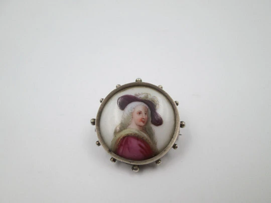 Broche plata de ley y porcelana pintada. Mujer dieciochesca. Cerco esferas. Europa. 1940