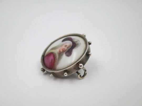 Broche plata de ley y porcelana pintada. Mujer dieciochesca. Cerco esferas. Europa. 1940