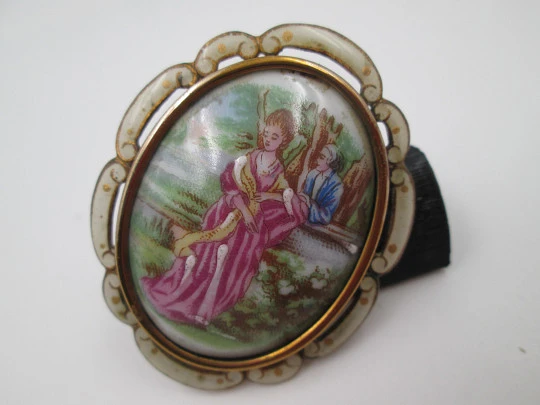 Broche Thomas Lyster Mott. Metal dorado y porcelana pintada. Escena de cortejo. 1940