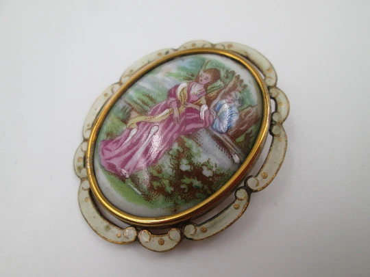 Broche Thomas Lyster Mott. Metal dorado y porcelana pintada. Escena de cortejo. 1940