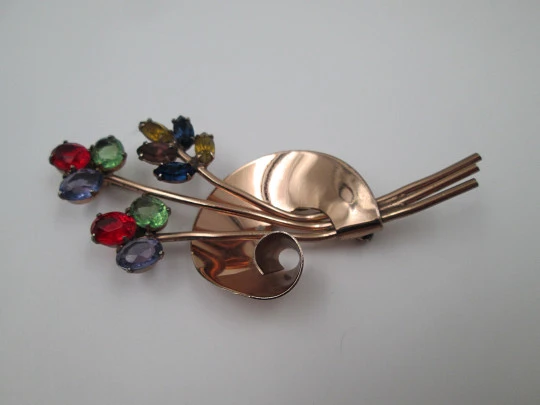 Broche tutti frutti Coro. Plata de ley vermeil y gemas de colores. 1930. EEUU