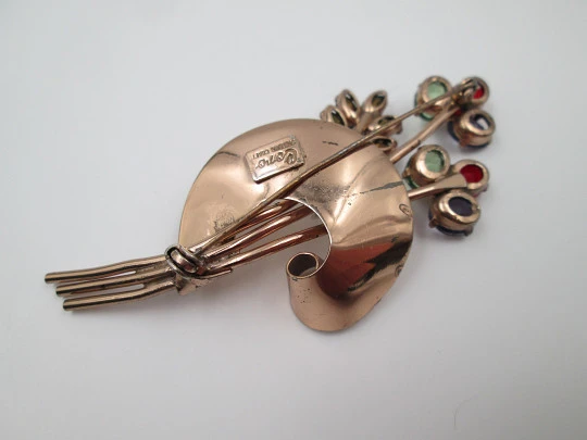 Broche tutti frutti Coro. Plata de ley vermeil y gemas de colores. 1930. EEUU