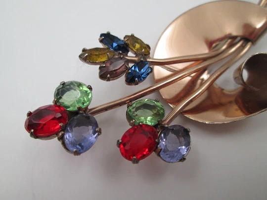 Broche tutti frutti Coro. Plata de ley vermeil y gemas de colores. 1930. EEUU