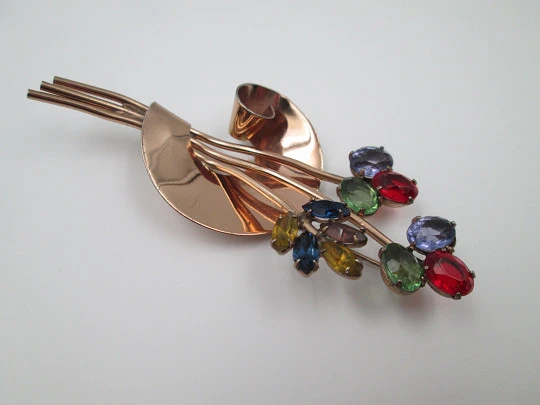 Broche tutti frutti Coro. Plata de ley vermeil y gemas de colores. 1930. EEUU