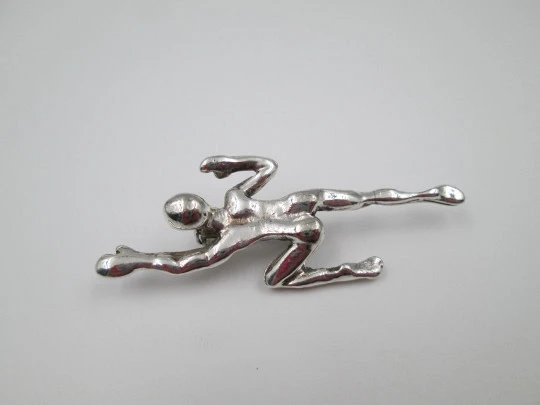 Broche unisex en metal plateado. Figura de hombre nadando. Alfiler. Europa. 1970