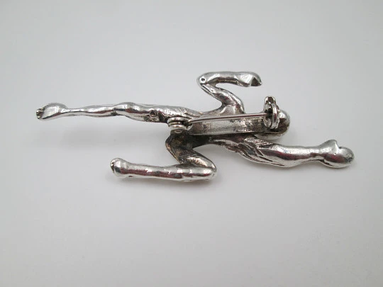 Broche unisex en metal plateado. Figura de hombre nadando. Alfiler. Europa. 1970