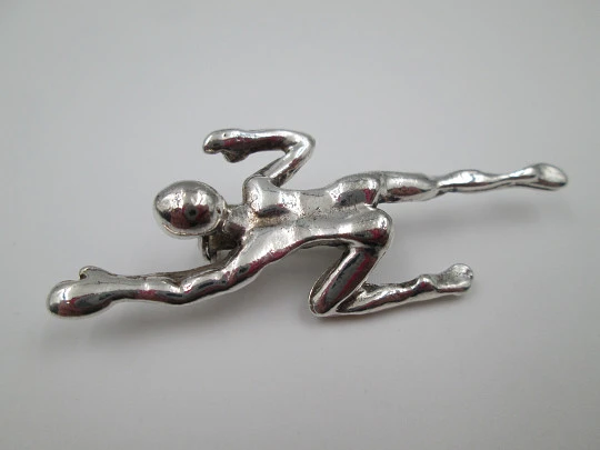 Broche unisex en metal plateado. Figura de hombre nadando. Alfiler. Europa. 1970
