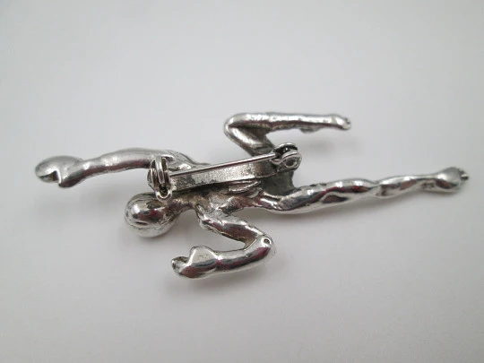 Broche unisex en metal plateado. Figura de hombre nadando. Alfiler. Europa. 1970