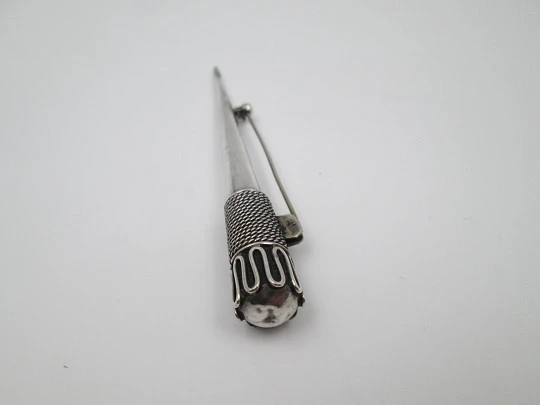 Broche unisex en plata de ley. Forma de antorcha. Ondas y motivos cordón. 1950