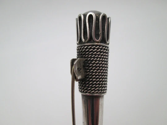 Broche unisex en plata de ley. Forma de antorcha. Ondas y motivos cordón. 1950