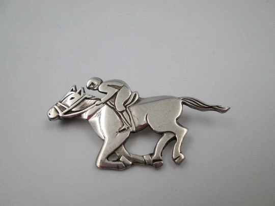 Broche unisex. Plata de ley 925 milésimas. Jinete con caballo. Europa. 1970