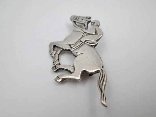 Broche unisex. Plata de ley 925 milésimas. Jinete con caballo. Europa. 1970