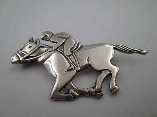 Broche unisex. Plata de ley 925 milésimas. Jinete con caballo. Europa. 1970