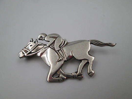 Broche unisex. Plata de ley 925 milésimas. Jinete con caballo. Europa. 1970