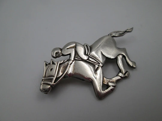 Broche unisex. Plata de ley 925 milésimas. Jinete con caballo. Europa. 1970