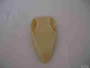 Broche. Clip escote. Resina color marfil y metal plateado