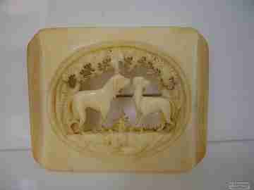 Broche. Marfil. Diseño calado. Motivo perritos. Años 20. Filigrana