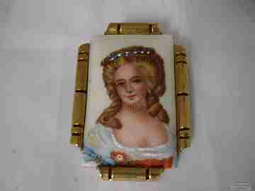 Broche. Metal dorado. 1940. Porcelana de Limoges. Mujer