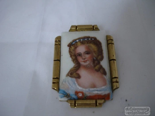 Broche. Metal dorado. 1940. Porcelana de Limoges. Mujer