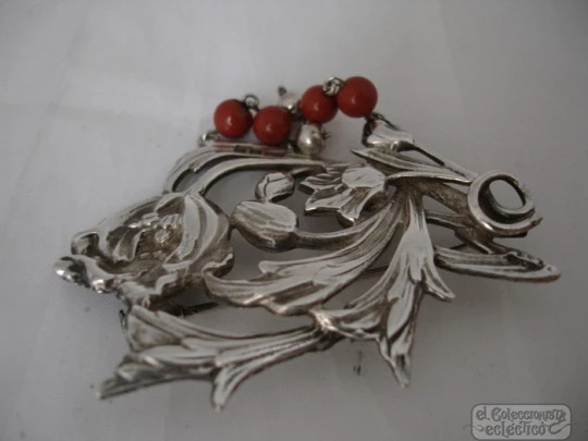 Broche. Plata ley y piedras rojas. Hojas y flores. Años 20. UK