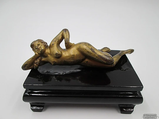 Bronce Viena. Pátina dorada. Mujer con rosa. 1900. Base madera