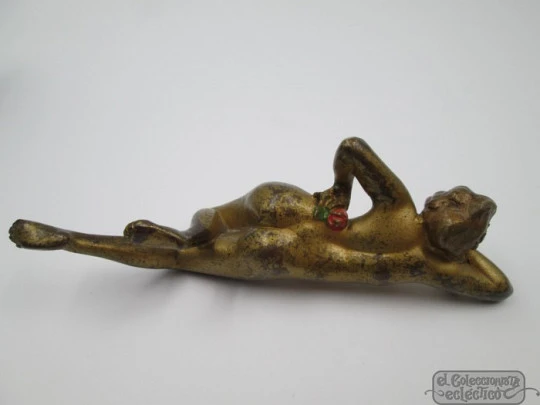 Bronce Viena. Pátina dorada. Mujer con rosa. 1900. Base madera