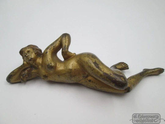 Bronce Viena. Pátina dorada. Mujer con rosa. 1900. Base madera