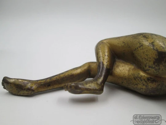 Bronce Viena. Pátina dorada. Mujer con rosa. 1900. Base madera