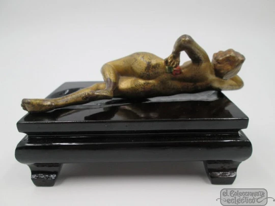 Bronce Viena. Pátina dorada. Mujer con rosa. 1900. Base madera