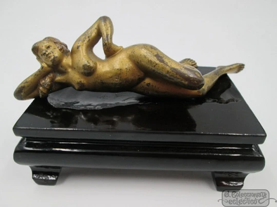 Bronce Viena. Pátina dorada. Mujer con rosa. 1900. Base madera