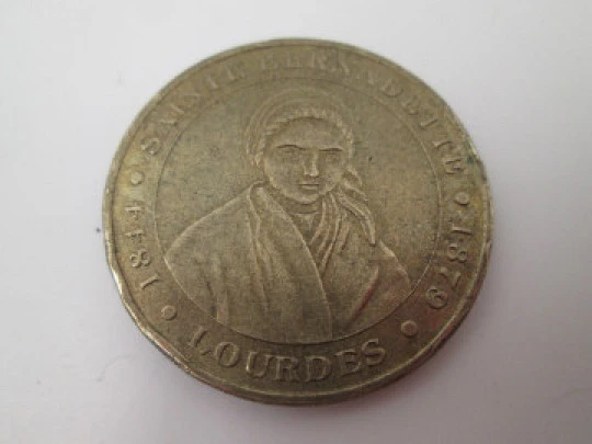 Religion & Esotericism - Ancien Support Médaille de Lourdes en Laiton de la  Vierge Marie