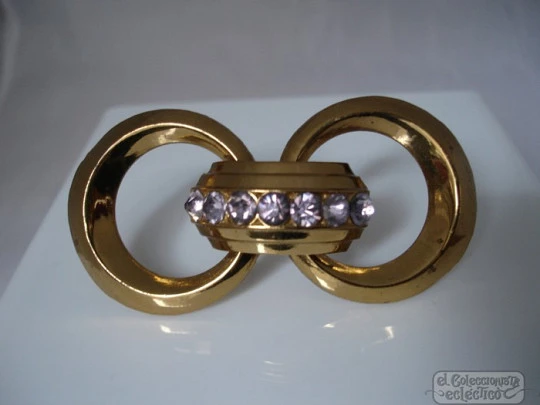 Brooch Coro. Golden metal. 1950's. Violet stones. USA