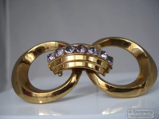 Brooch Coro. Golden metal. 1950's. Violet stones. USA