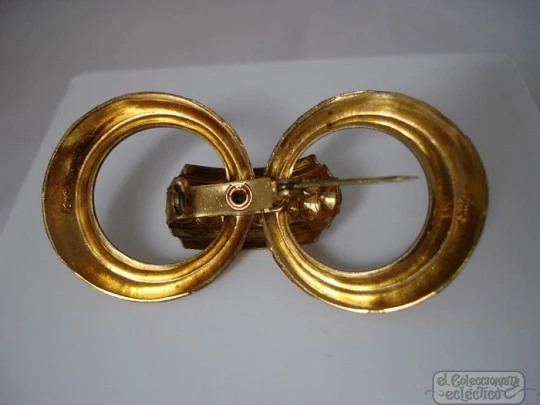 Brooch Coro. Golden metal. 1950's. Violet stones. USA