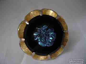 Brooch costume jewelry. Golden metal. 1950's. Black stone. Rose