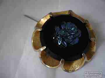 Brooch costume jewelry. Golden metal. 1950's. Black stone. Rose