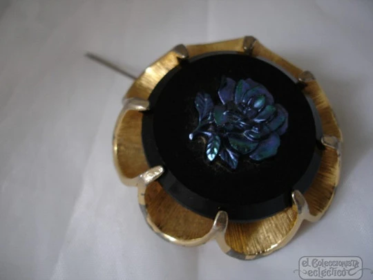 Brooch costume jewelry. Golden metal. 1950's. Black stone. Rose