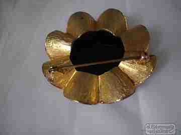 Brooch costume jewelry. Golden metal. 1950's. Black stone. Rose