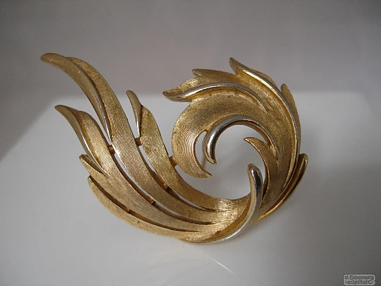 Brooch costume jewelry. Golden metal. 1950's. Trifari. Flame