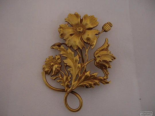 Brooch costume jewelry. Golden metal. 1960's. Flowers