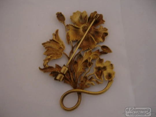 Brooch costume jewelry. Golden metal. 1960's. Flowers