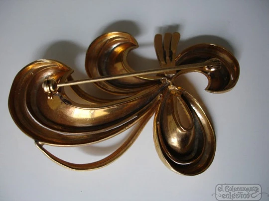 Brooch costume jewelry. Golden metal. 1970's. Double loop