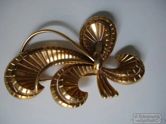 Brooch costume jewelry. Golden metal. 1970's. Double loop