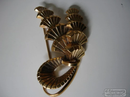 Brooch costume jewelry. Golden metal. 1970's. Pagoda shape