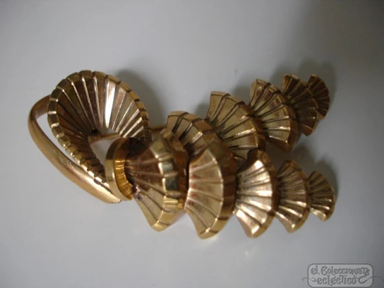 Brooch costume jewelry. Golden metal. 1970's. Pagoda shape