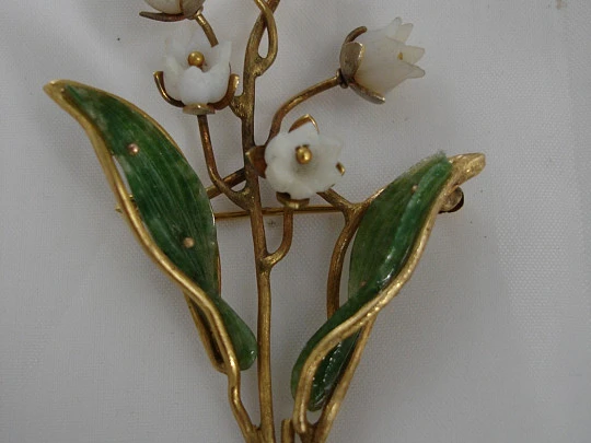 Brooch. Flowers and leaves. Gold plated. Resin and enamel. 1940's